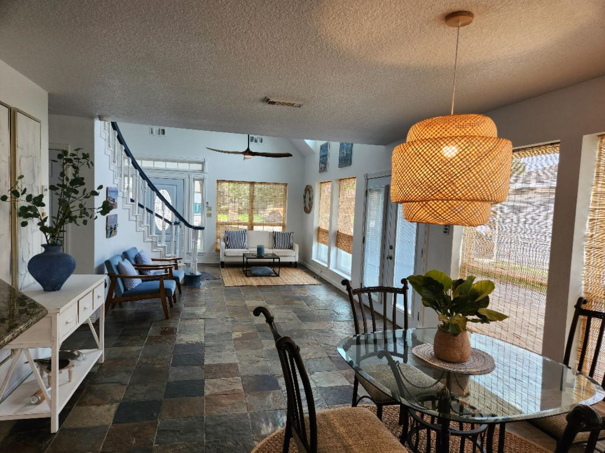 Beautifully Updated Home In Seven Coves - Photo 8