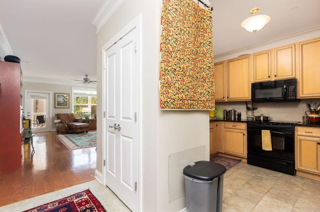 Bright One Bedroom with Lots of Amenities - Photo 3