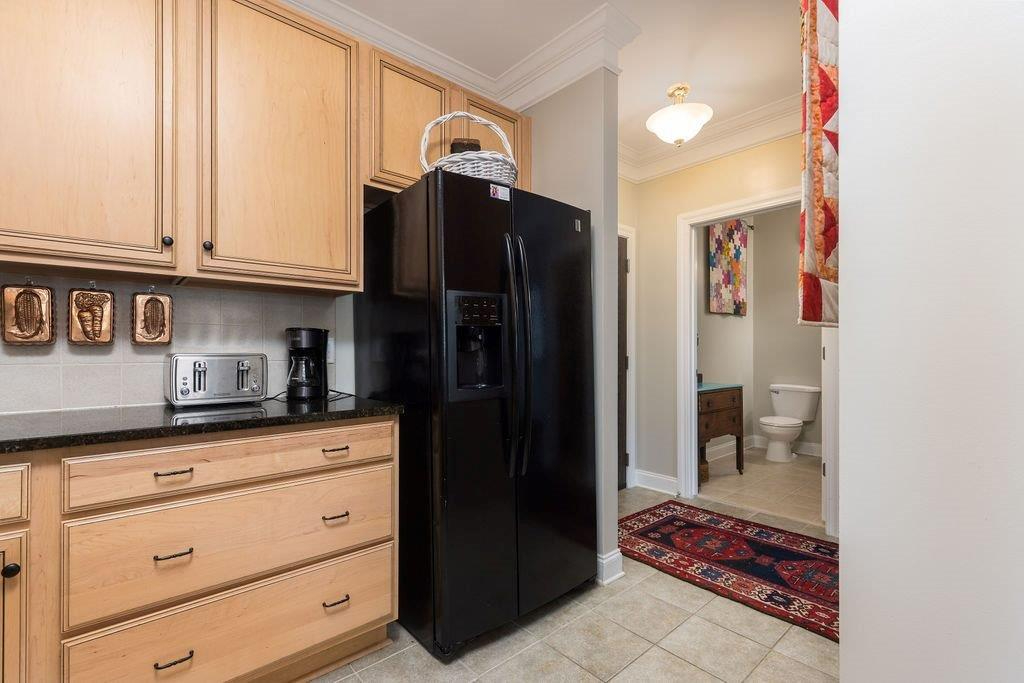 Bright One Bedroom with Lots of Amenities - Photo 7