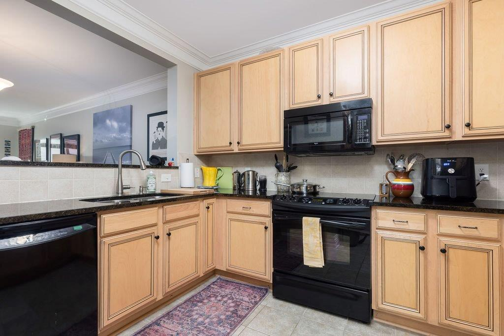 Bright One Bedroom with Lots of Amenities - Photo 5