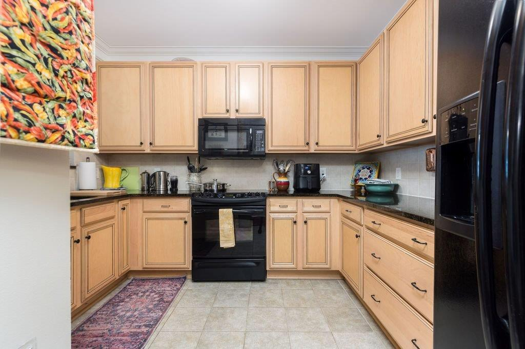 Bright One Bedroom with Lots of Amenities - Photo 4