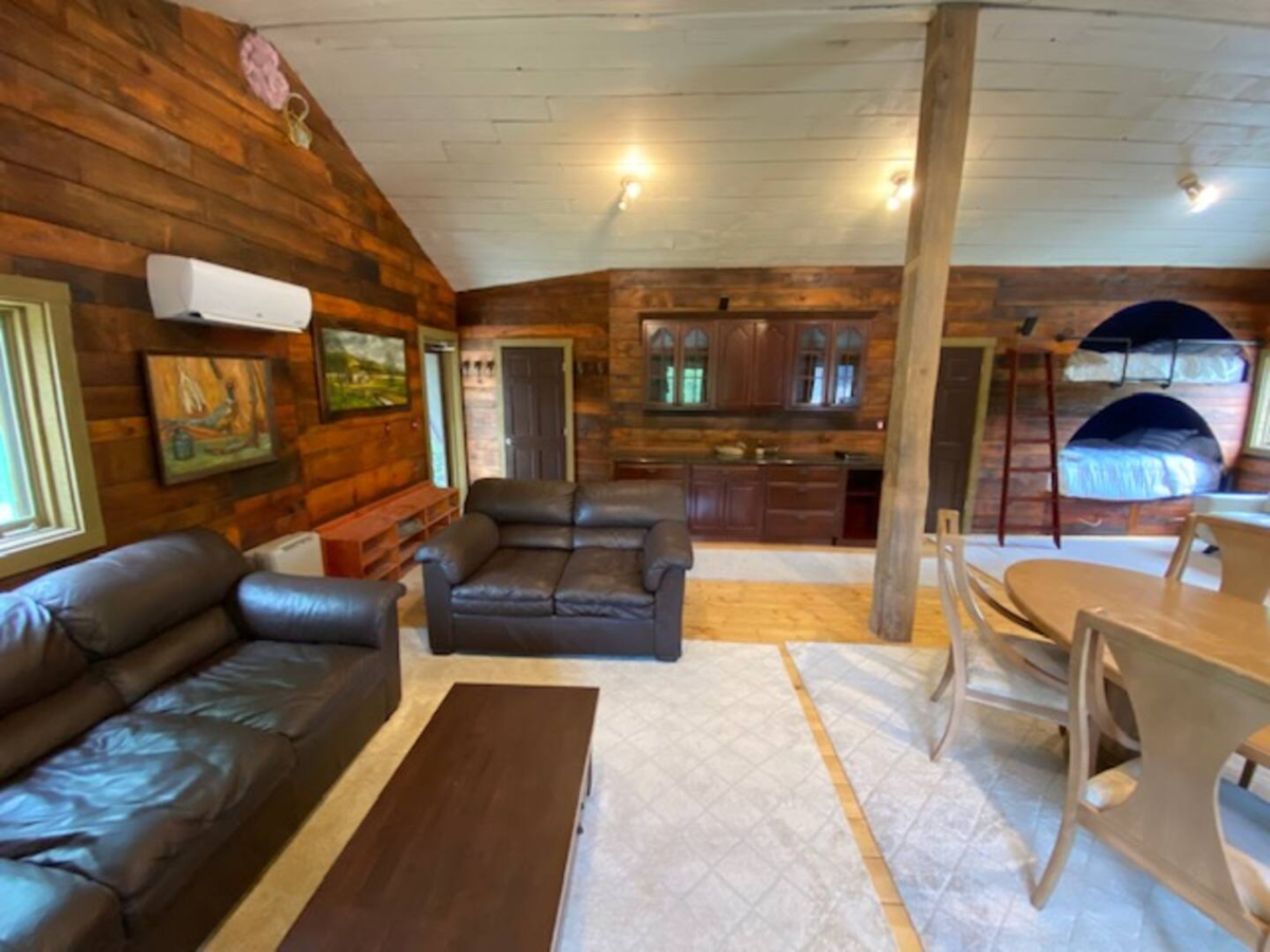 Neoclassic retreat in rural barn - Photo 1
