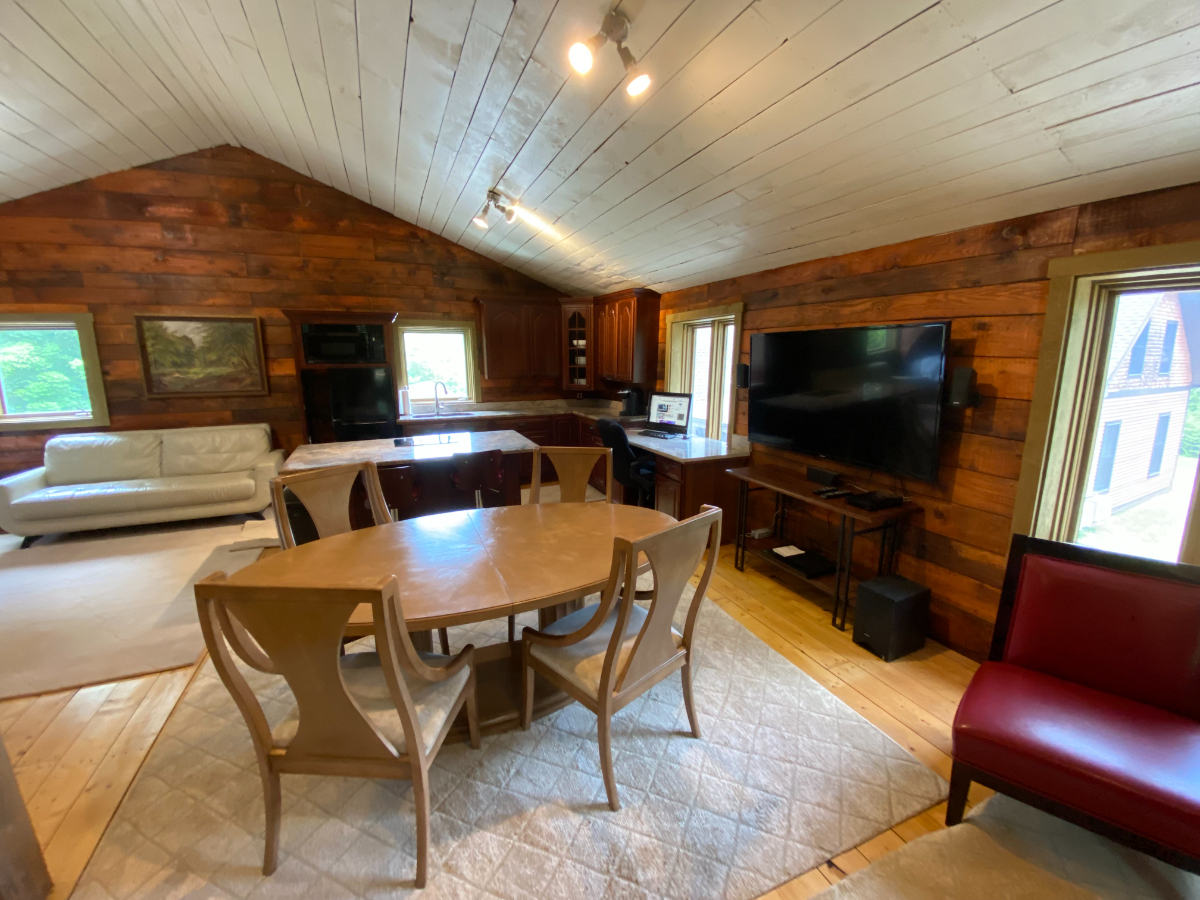 Neoclassic retreat in rural barn - Photo 2