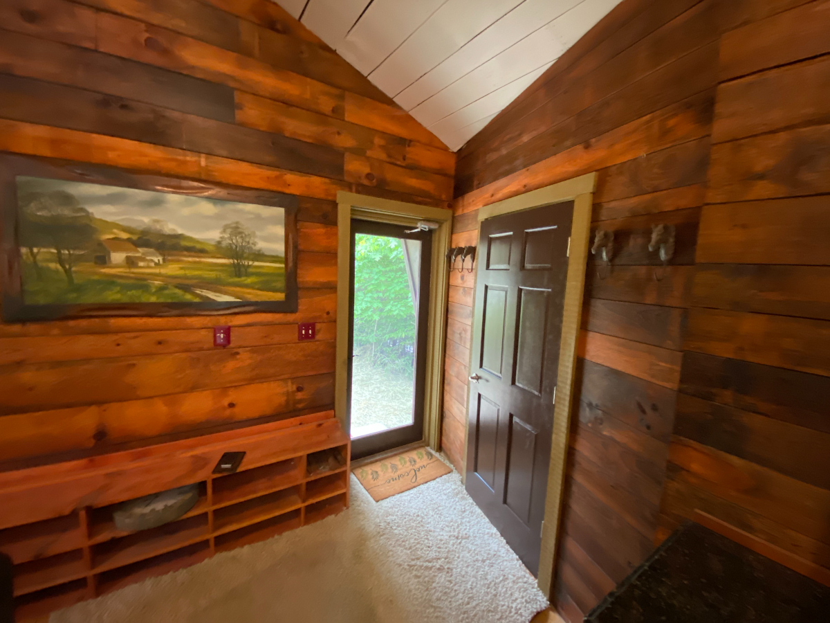 Neoclassic retreat in rural barn - Photo 3