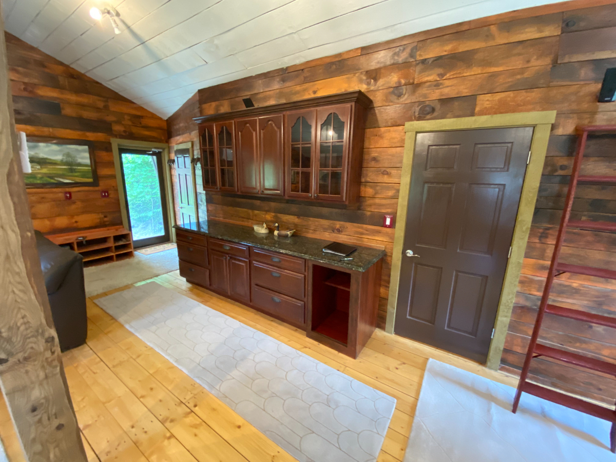Neoclassic retreat in rural barn - Photo 4