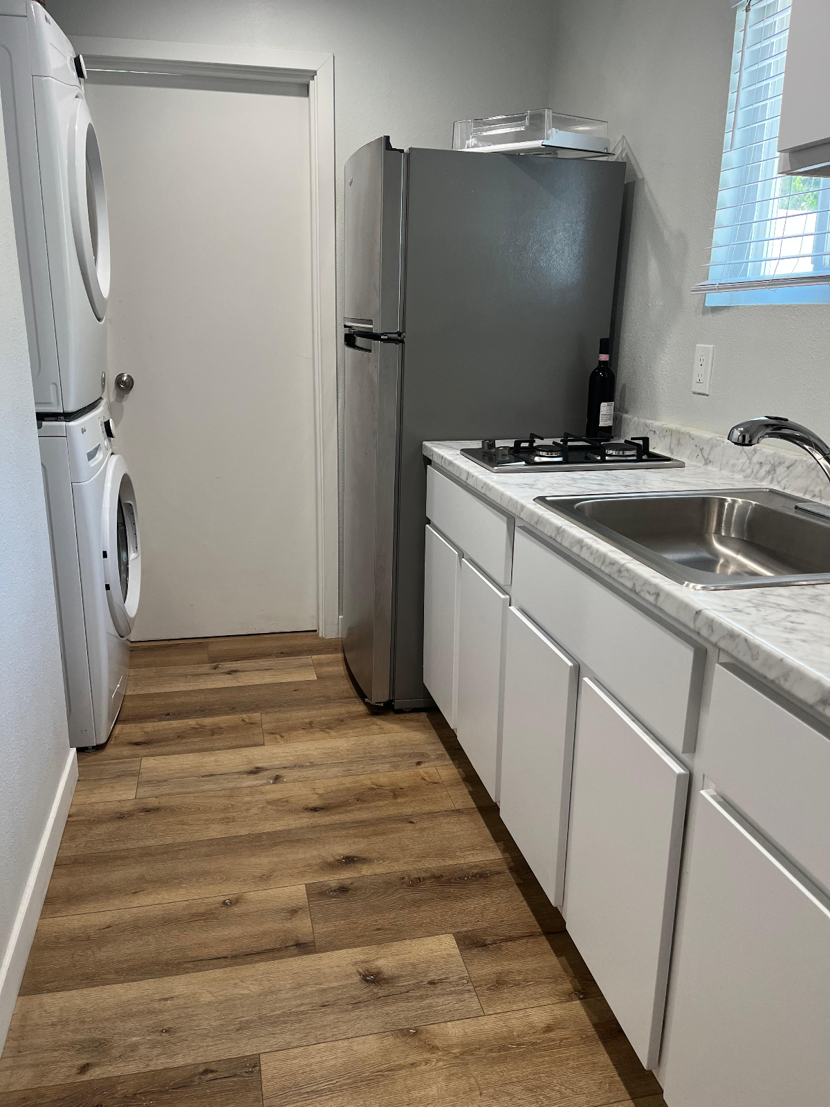 Comfortable ,tastefully furnished studio apartment/one bedroom in upscale neighborhood - Photo 4