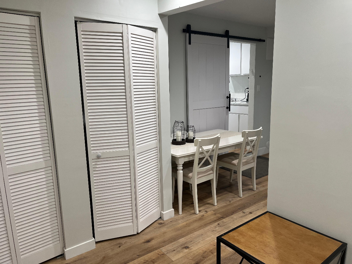 Comfortable ,tastefully furnished studio apartment/one bedroom in upscale neighborhood - Photo 3