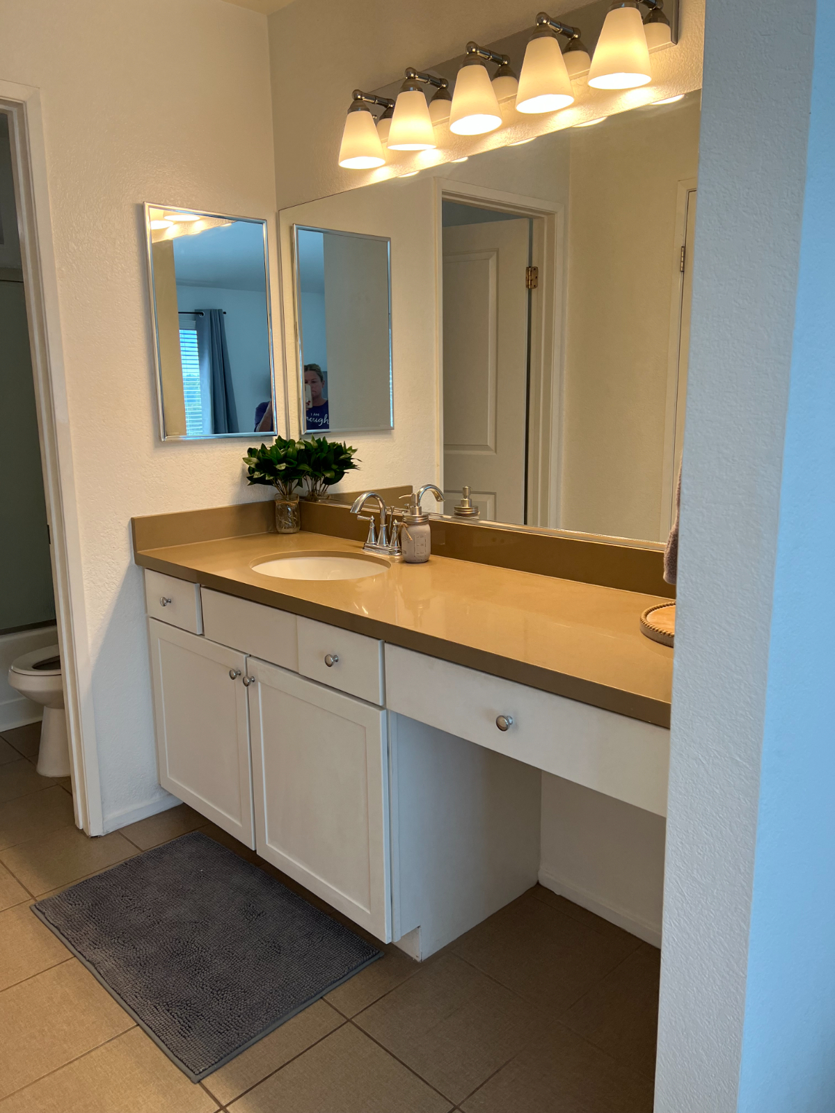 Fully furnished 1 master bedroom with private bathroom all utilities included - Photo 6