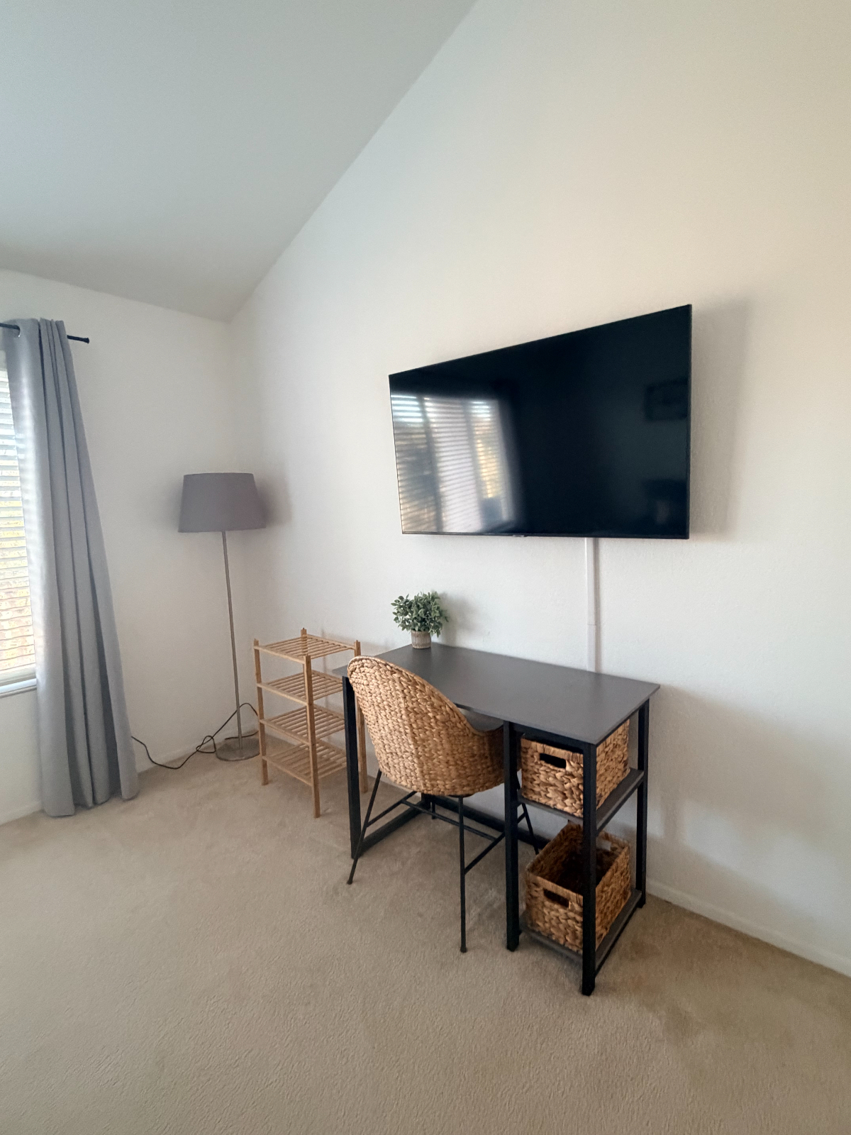 Fully furnished 1 master bedroom with private bathroom all utilities included - Photo 3