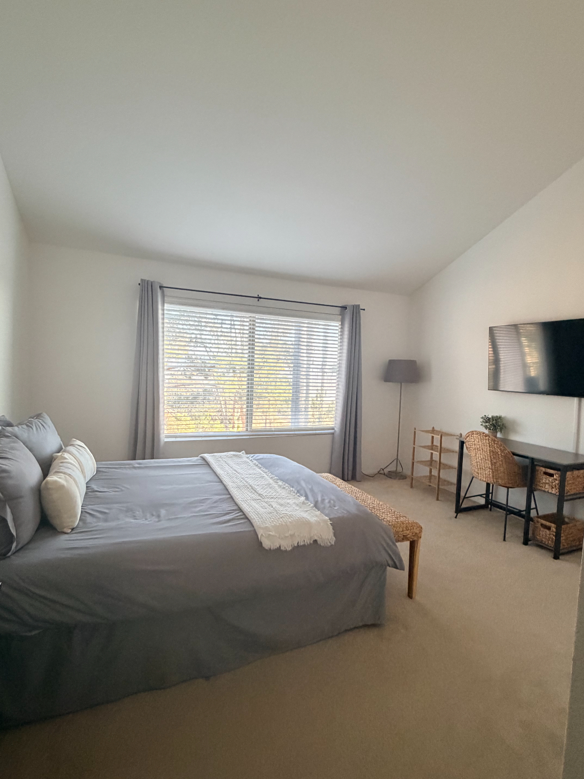 Fully furnished 1 master bedroom with private bathroom all utilities included - Photo 5