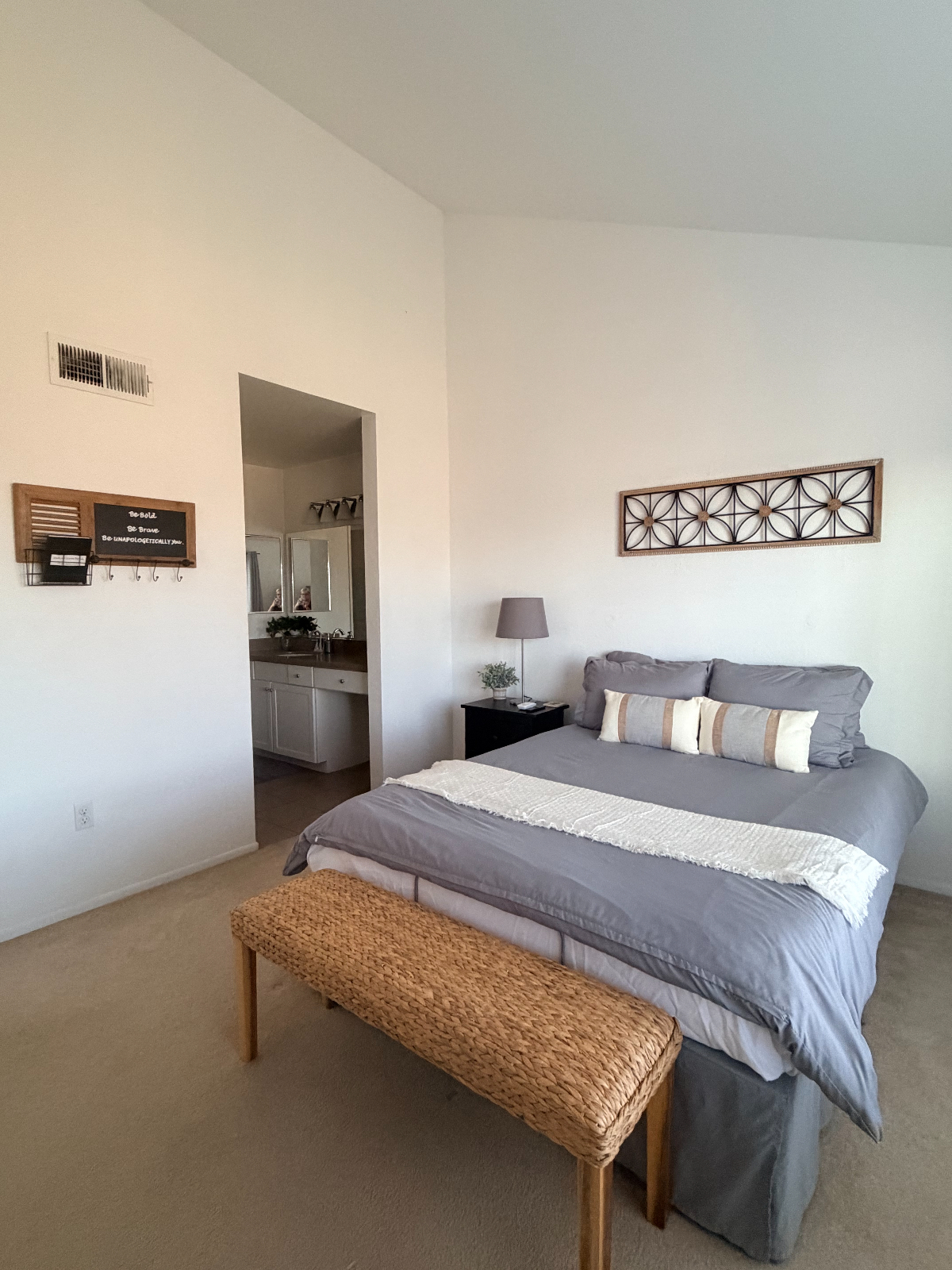 Fully furnished 1 master bedroom with private bathroom all utilities included - Photo 4