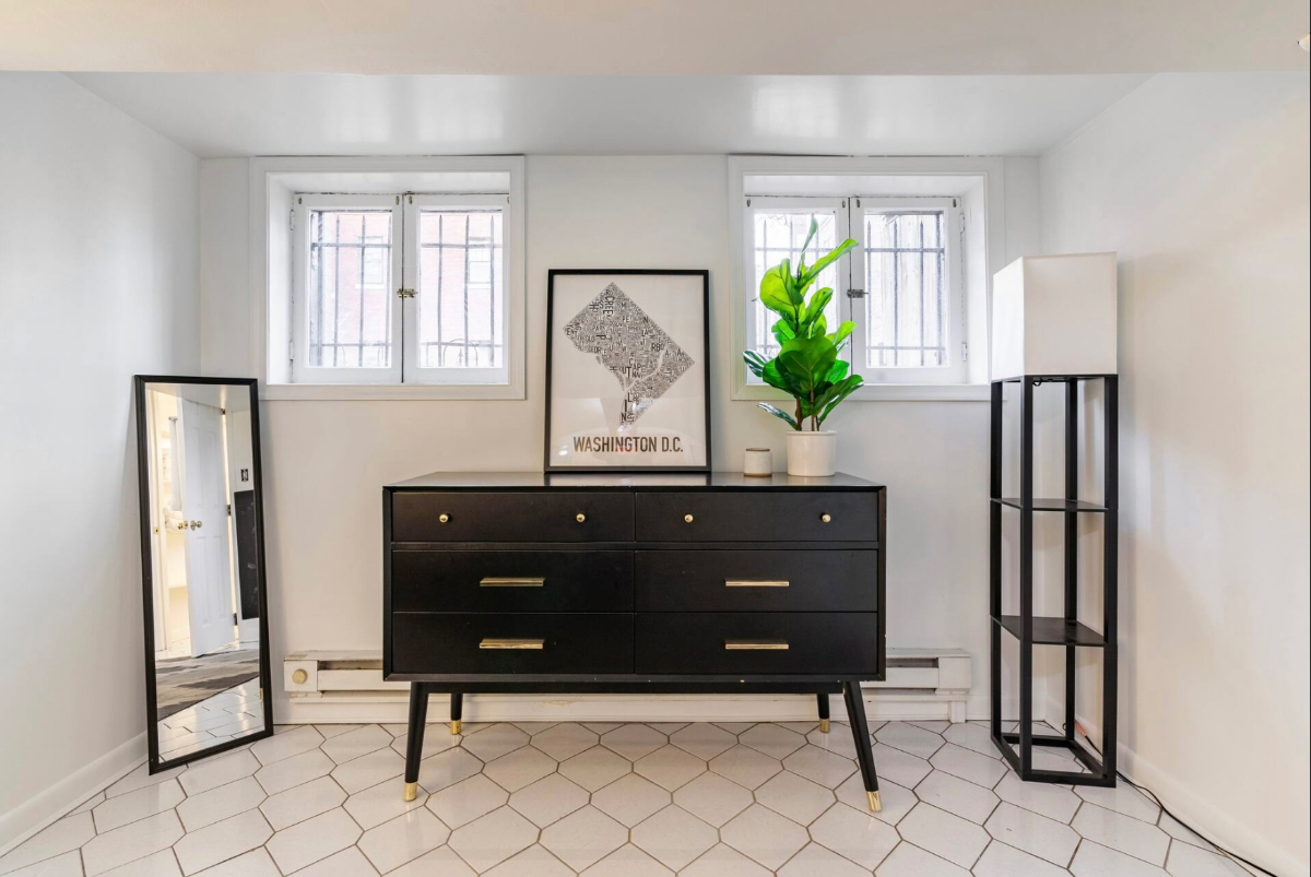 Spacious 1 Bedroom Plus Den English Basement in Historic Mt. Pleasant - Photo 2