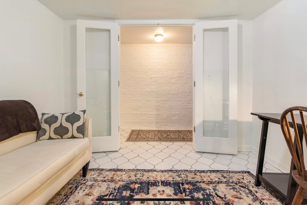 Spacious 1 Bedroom Plus Den English Basement in Historic Mt. Pleasant - Photo 9