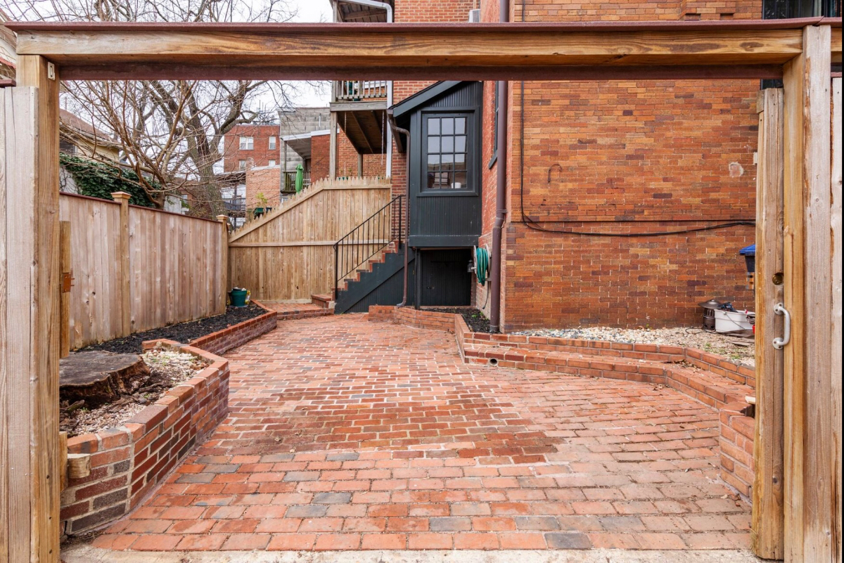 Spacious 1 Bedroom Plus Den English Basement in Historic Mt. Pleasant - Photo 12
