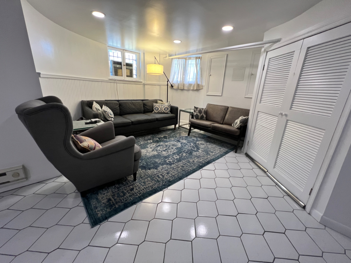 Spacious 1 Bedroom Plus Den English Basement in Historic Mt. Pleasant - Photo 11