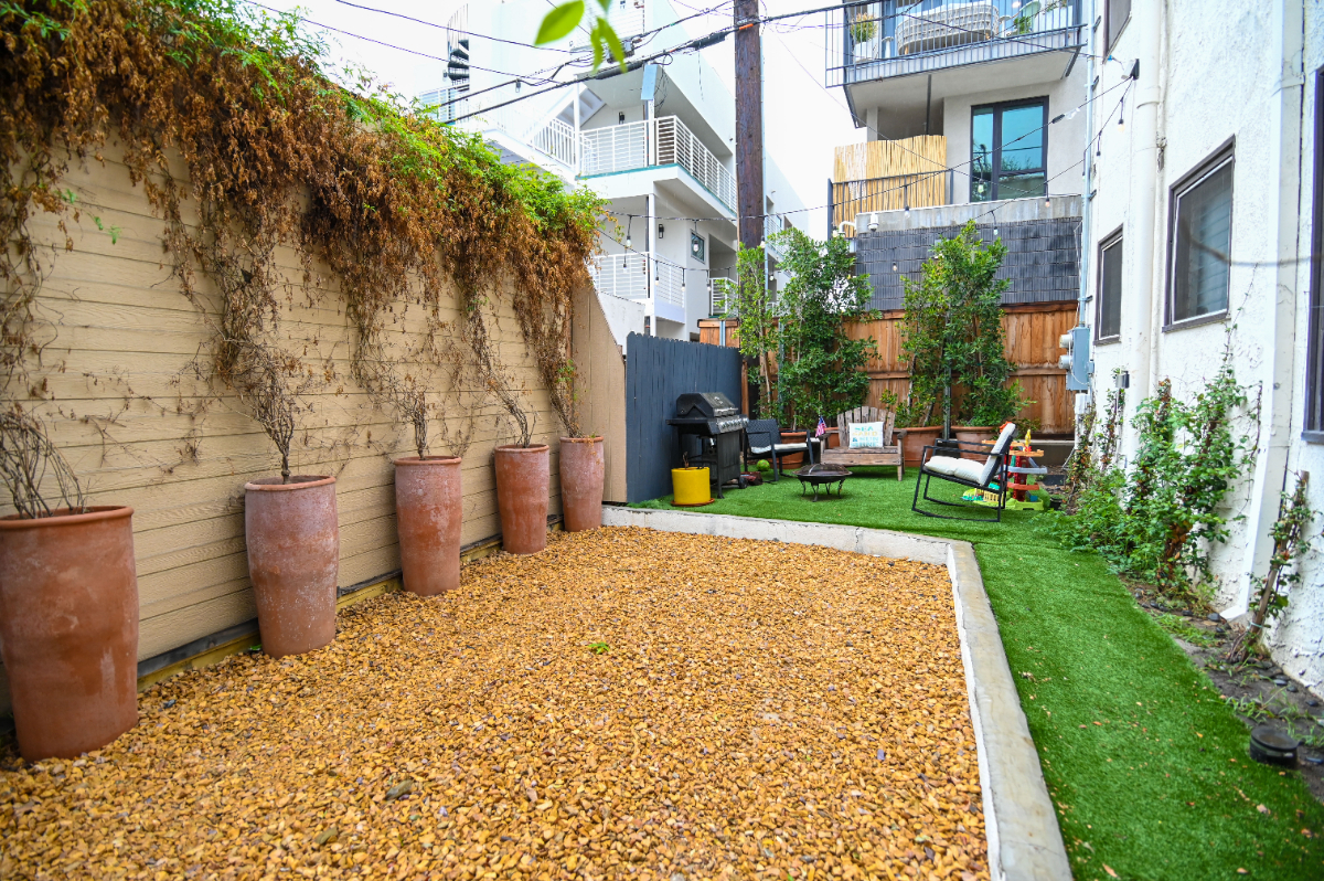 2 Bedroom Apartment w/ AC, Parking, Washer/Dryer, Yard - Photo 3