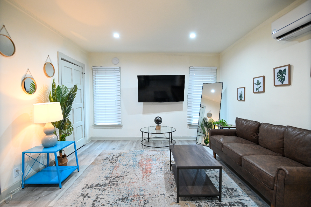 2 Bedroom Apartment w/ AC, Parking, Washer/Dryer, Yard - Photo 1