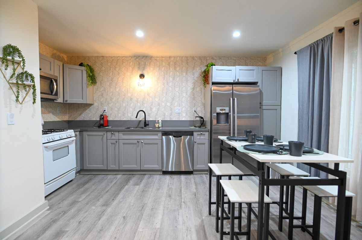 2 Bedroom Apartment w/ AC, Parking, Washer/Dryer, Yard - Photo 2