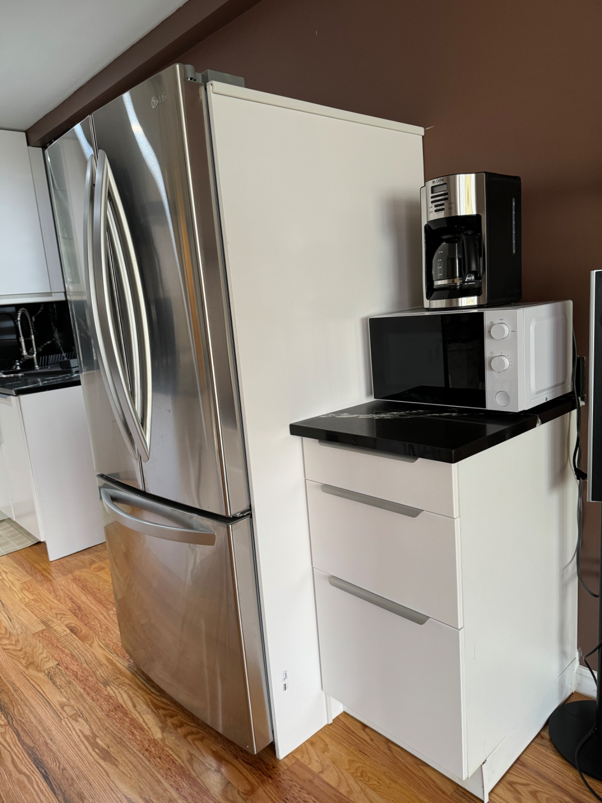 Come Home to an Urban Oasis - Discover Modern Comfort with a Holistic Touch in a Staten Island Duple - Photo 4