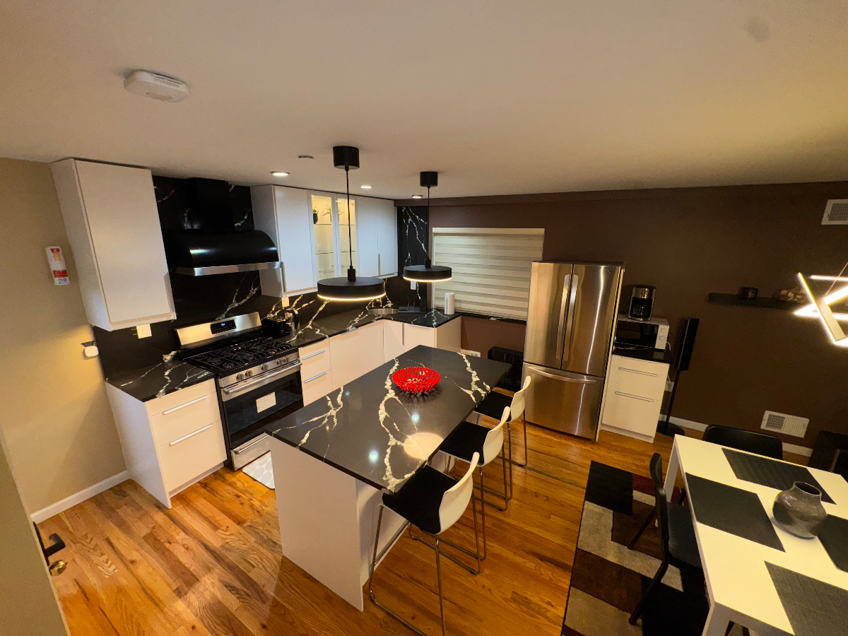 Come Home to an Urban Oasis - Discover Modern Comfort with a Holistic Touch in a Staten Island Duple - Photo 3