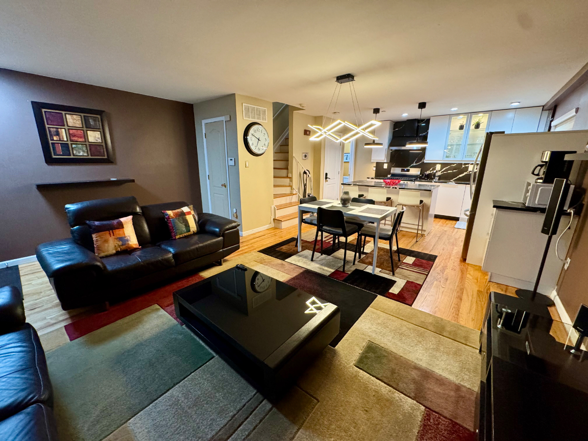 Come Home to an Urban Oasis - Discover Modern Comfort with a Holistic Touch in a Staten Island Duple - Photo 9