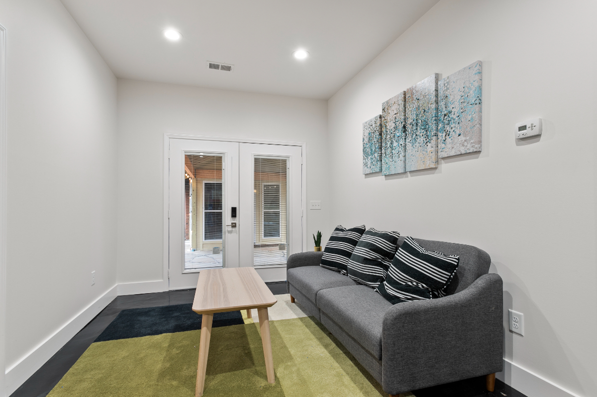 Stylish Single Bedroom with Modern Amenities...