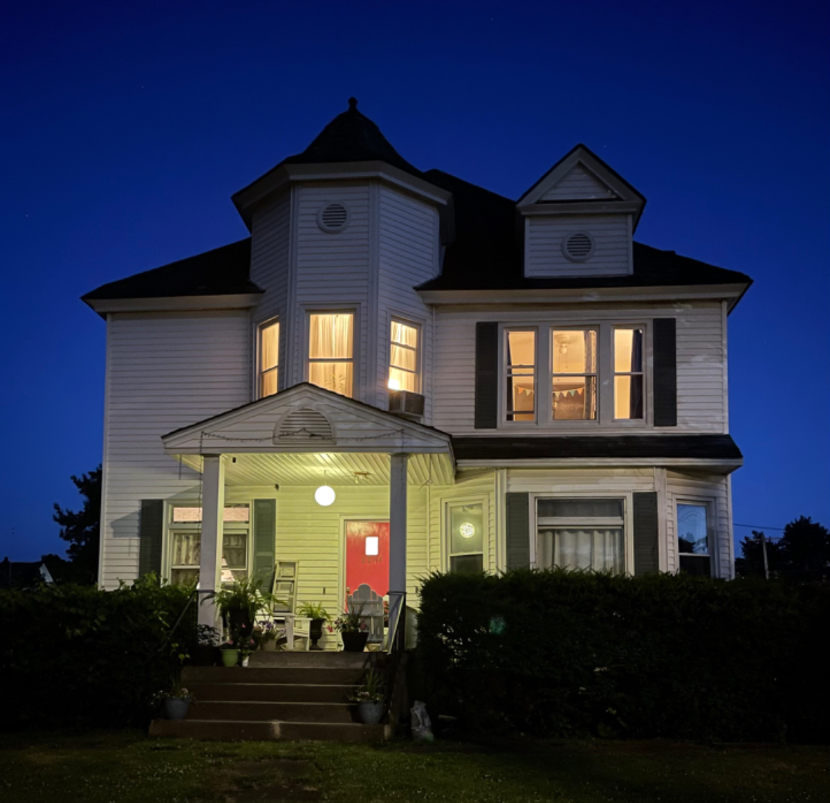 local healthcare professional, with a flat in my 4 family home, would love to help you get settled, - Photo 1