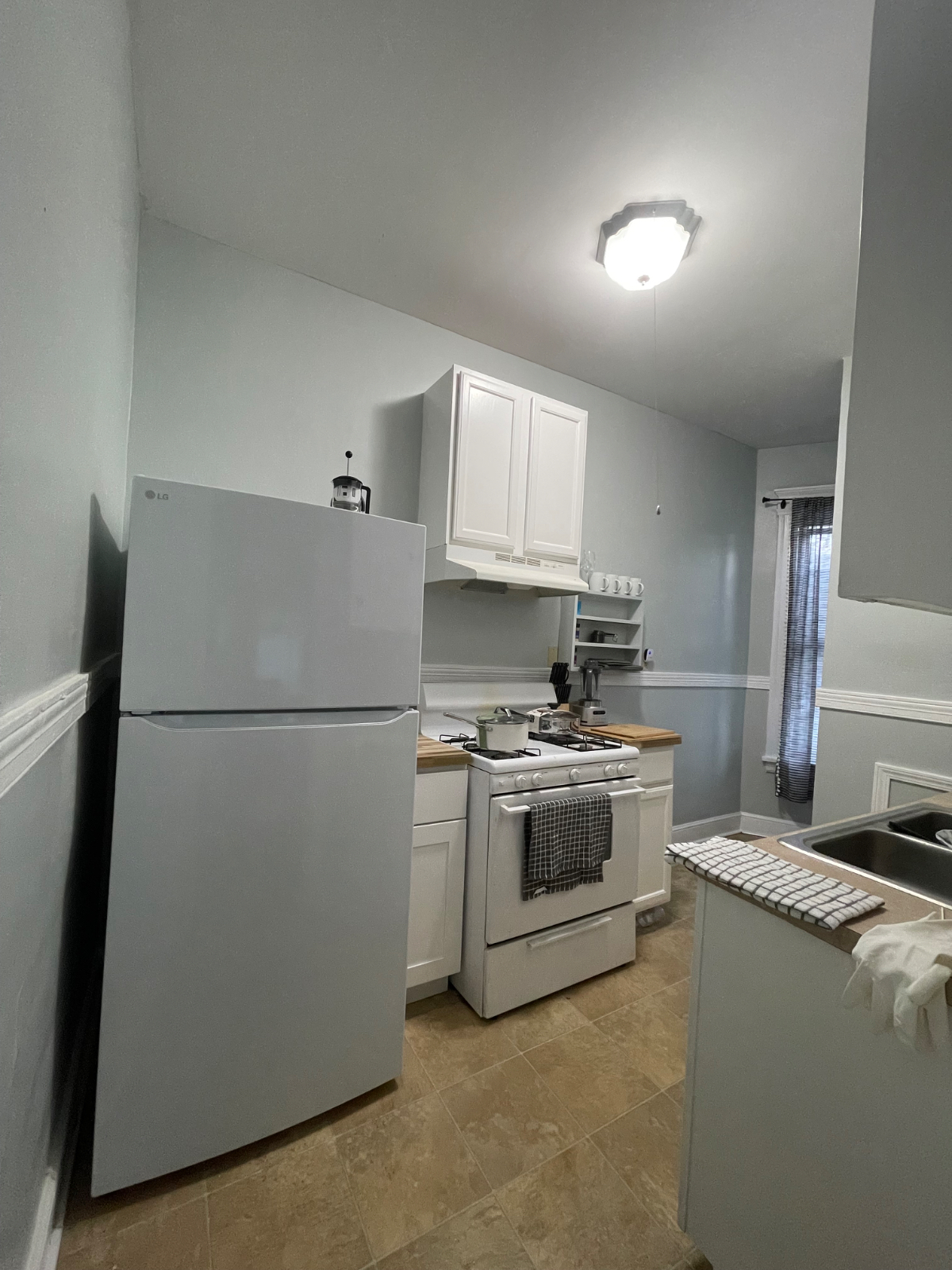 local healthcare professional, with a flat in my 4 family home, would love to help you get settled, - Photo 5