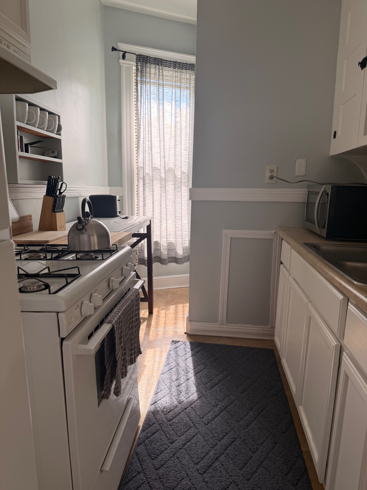 local healthcare professional, with a flat in my 4 family home,  would love to help you get settled, - Photo 8