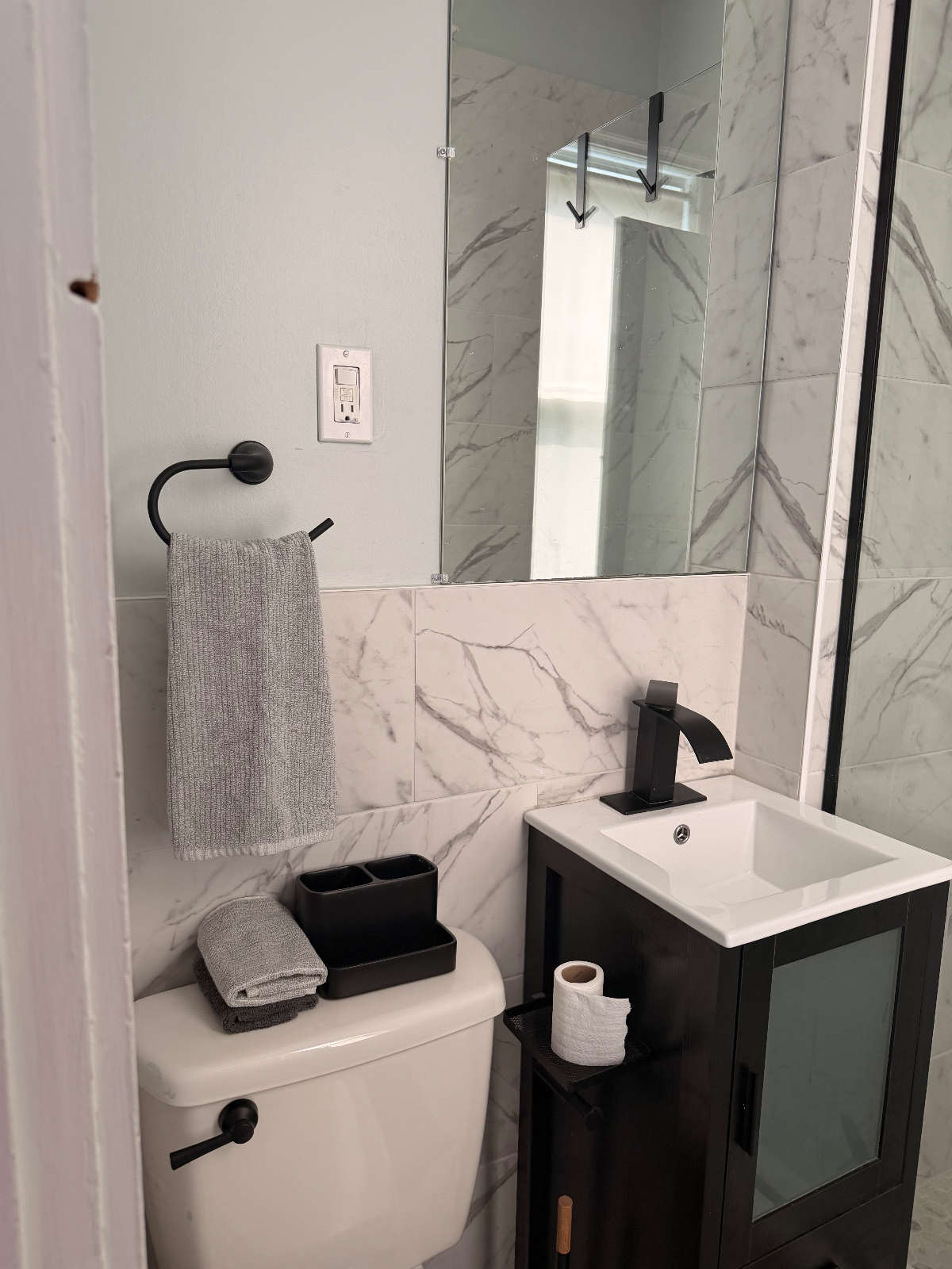 local healthcare professional, with a flat in my 4 family home,  would love to help you get settled, - Photo 10
