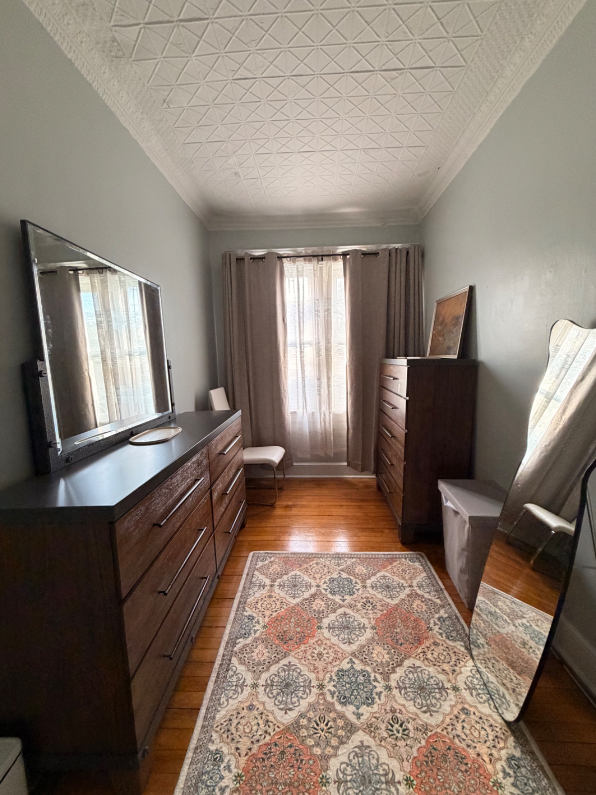 local healthcare professional, with a flat in my 4 family home,  would love to help you get settled, - Photo 12