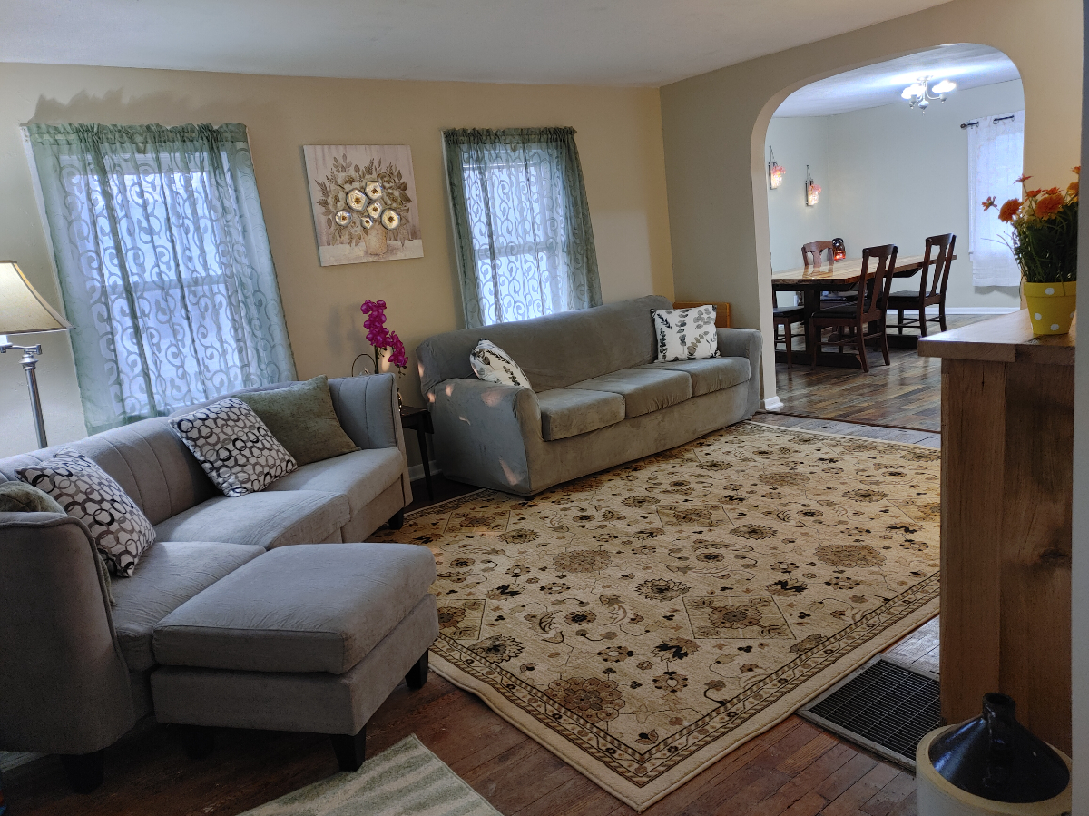 Quiet Updated Farmhouse on 200 acres, 10 minutes to all Hospitals. - Photo 2