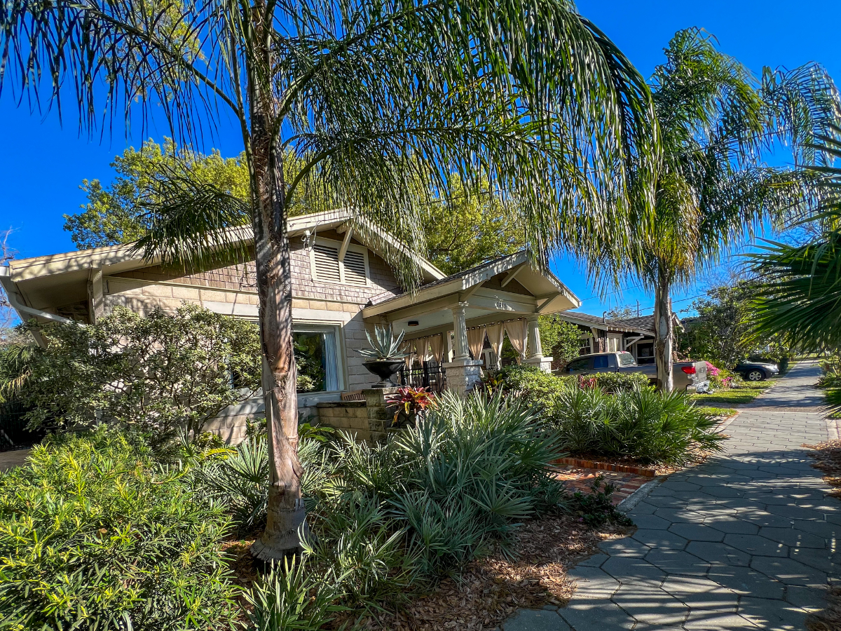 Key West style cottage in Historic  Neighborhood with High Walkability Score