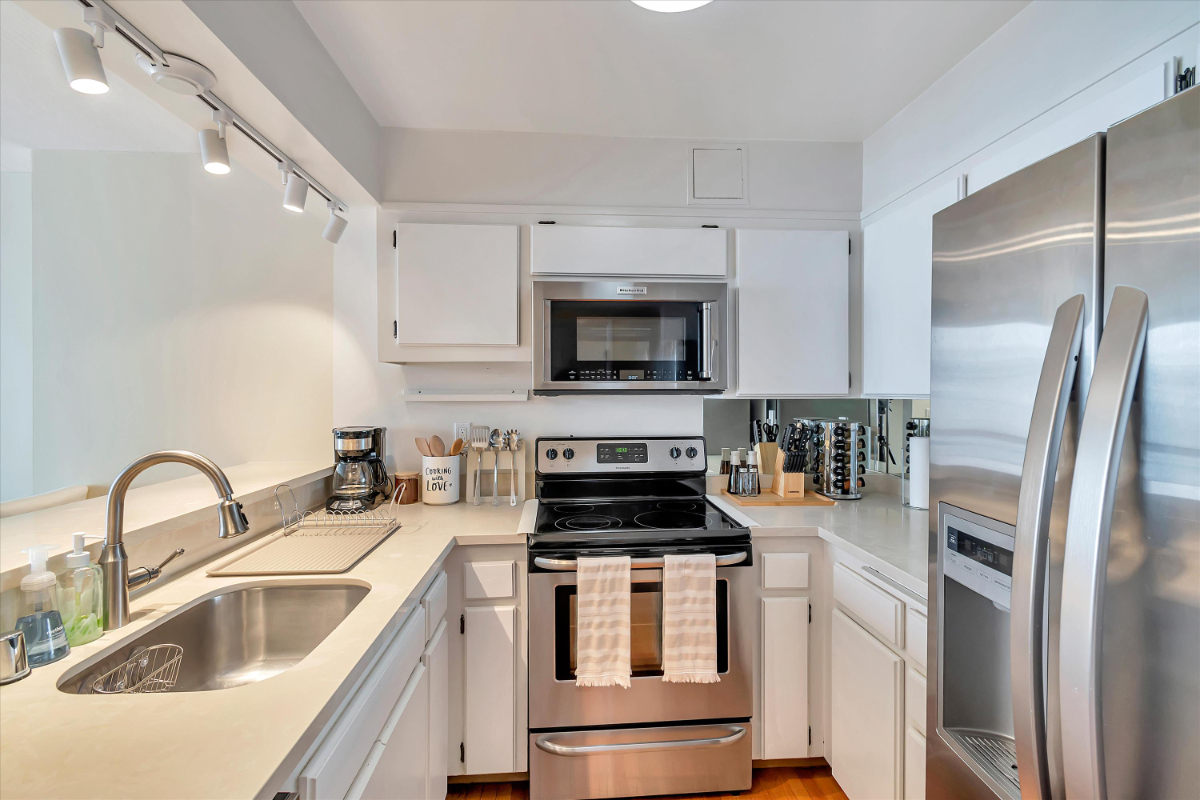 Luxury Comfort Living in Vibrant SF - Photo 5