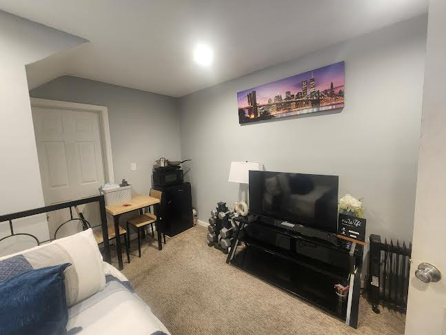 Cozy Room in Private Home-Close to JFK, St. John's Episcopal Hospital, subway, MTA and LIRR - Photo 2