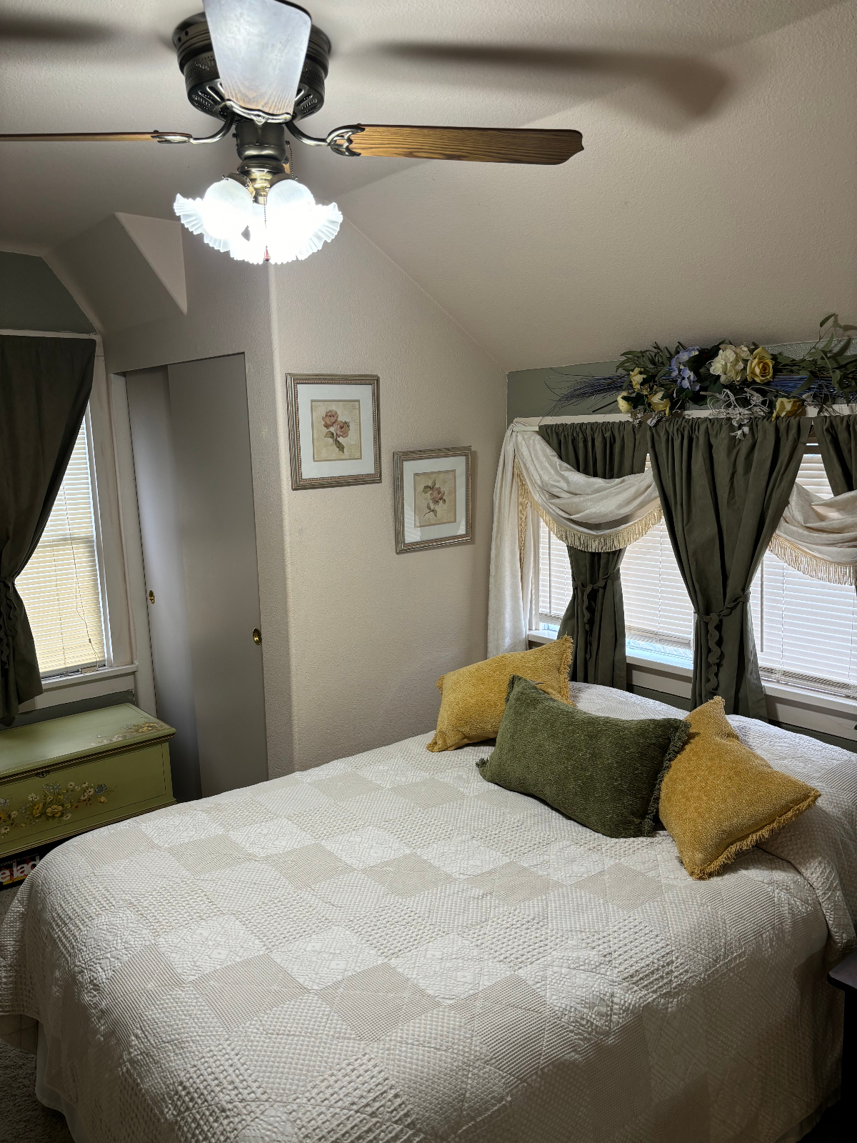Ivy room with private full bathroom, TV, A/C