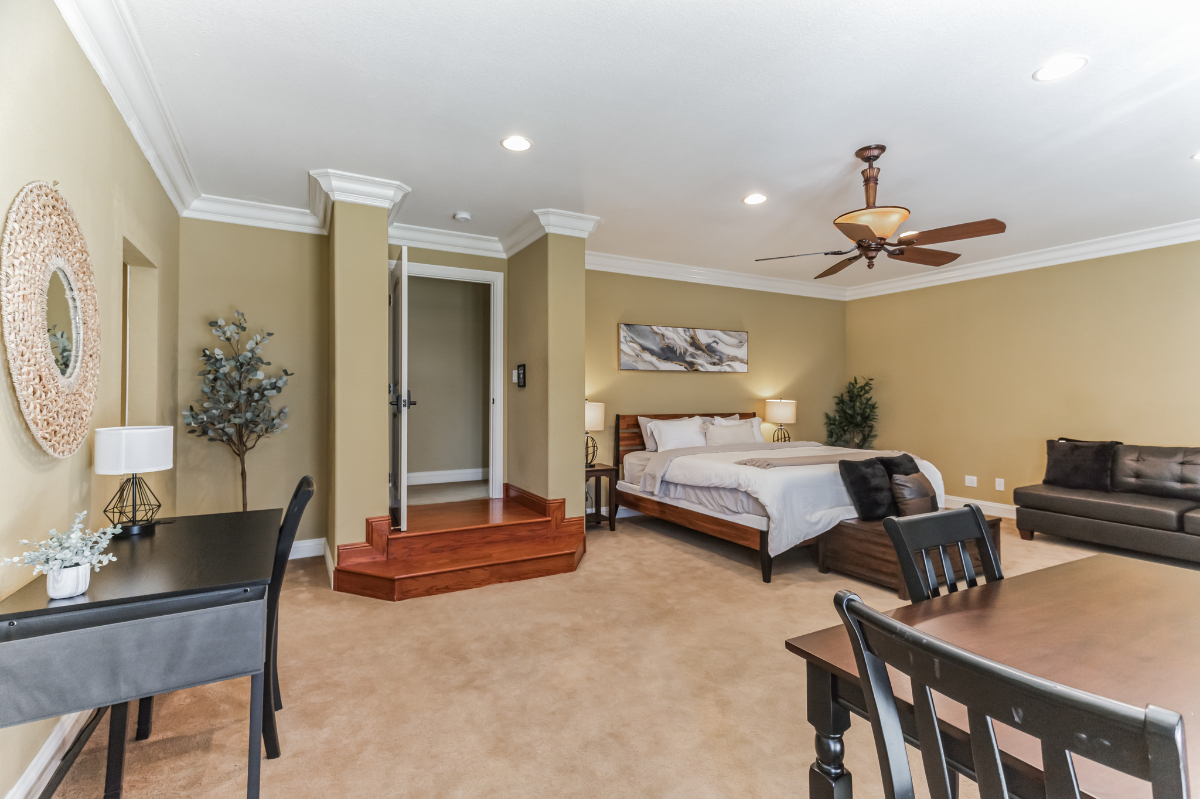Elegant Studio w/ Private Entrance and Ensuite