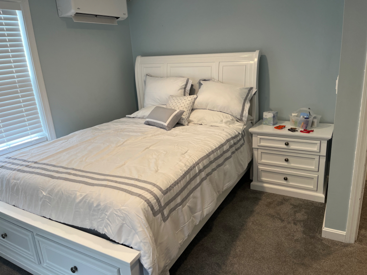 Queen Bedroom-less than a mile from Hospitals
