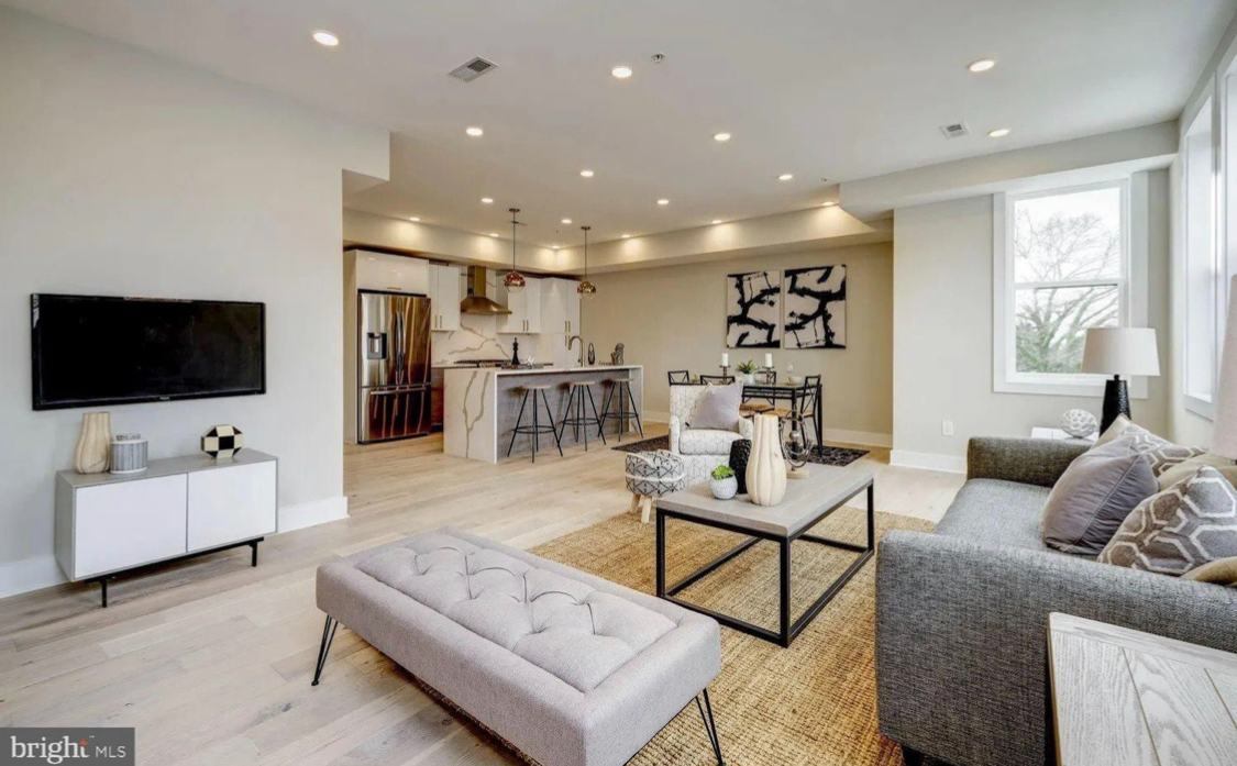 Penthouse with 2 Roof Decks (Room B) - Photo 1