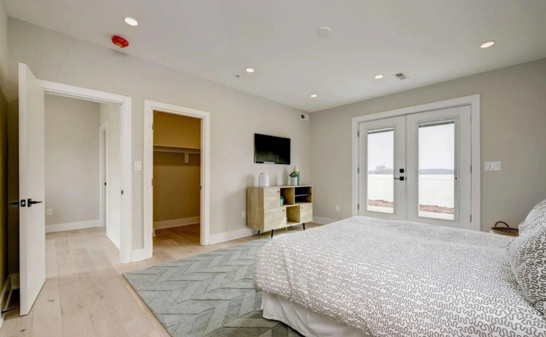 Penthouse with 2 Roof Decks (Room A) - Photo 8