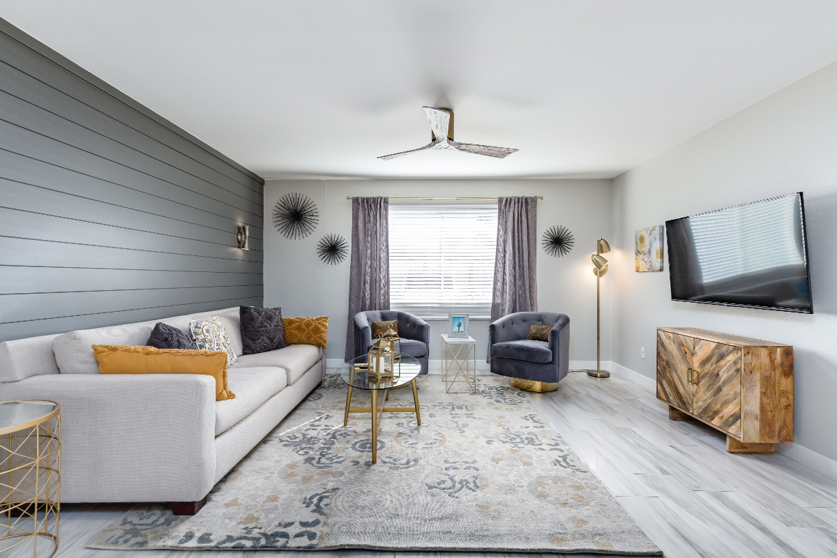 Beautifully Renovated 2BR/2BA Mid-Century Modern Condo in Perfect Location - Photo 2