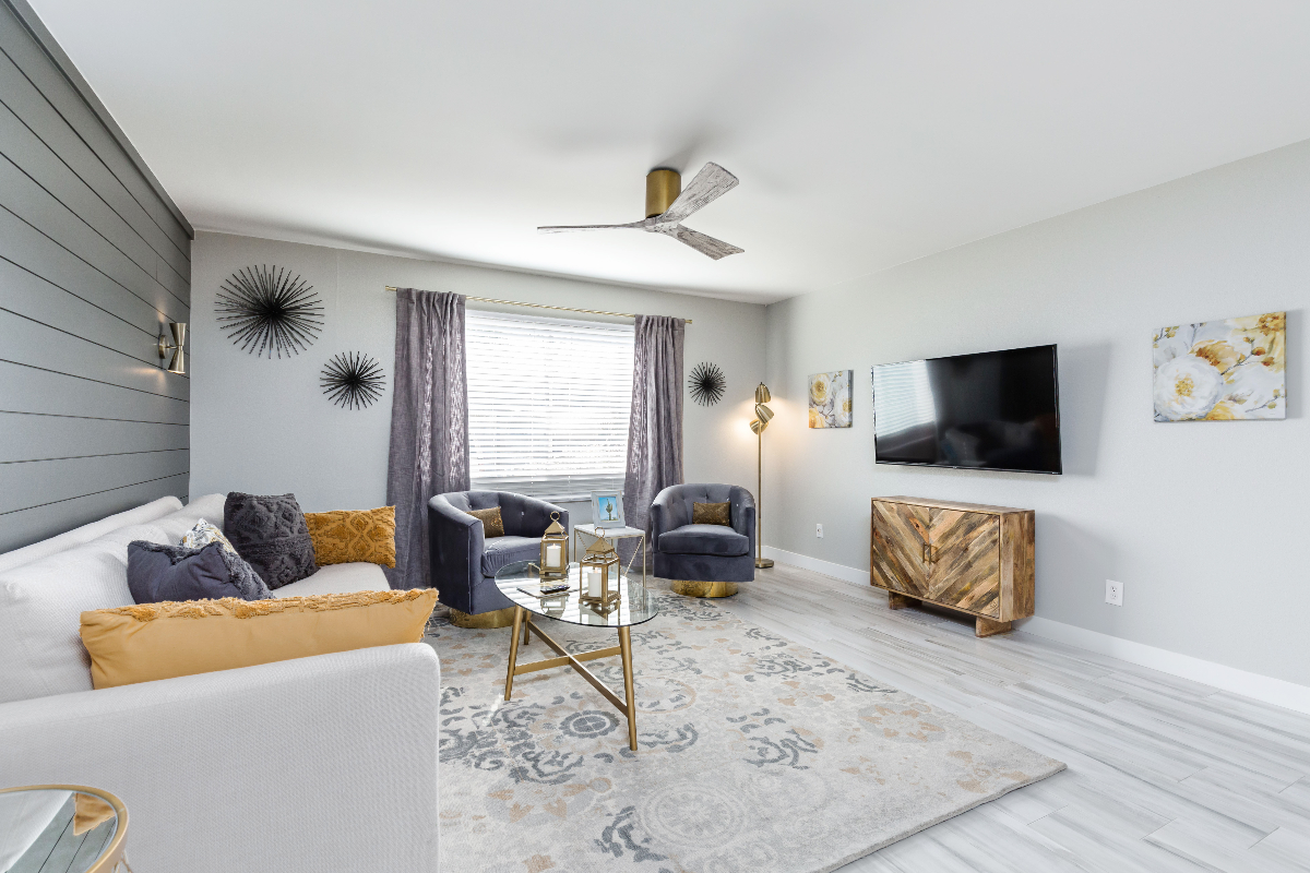 Beautifully Renovated 2BR/2BA Mid-Century Modern Condo in Perfect Location - Photo 3