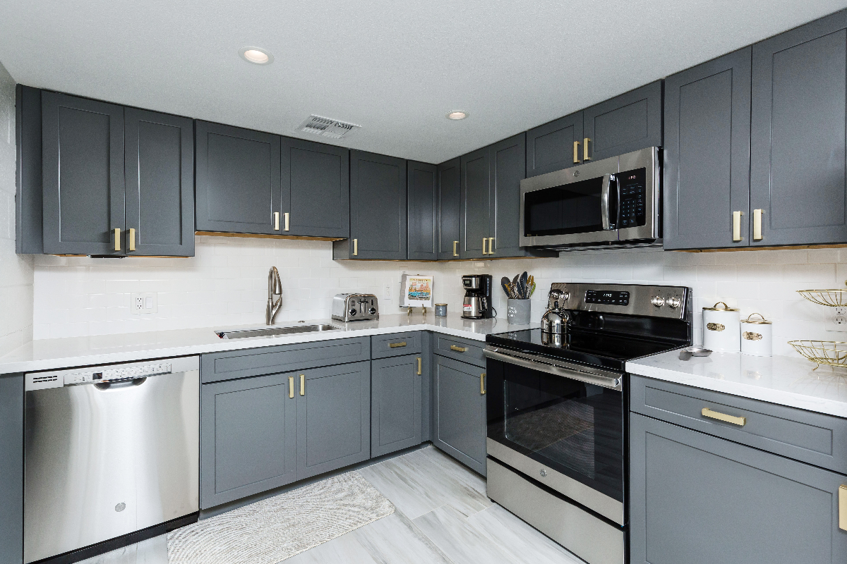 Beautifully Renovated 2BR/2BA Mid-Century Modern Condo in Perfect Location - Photo 4