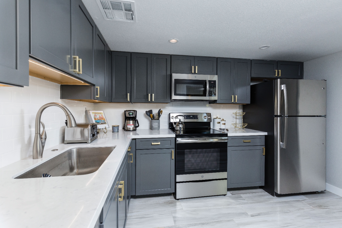 Beautifully Renovated 2BR/2BA Mid-Century Modern Condo in Perfect Location - Photo 5