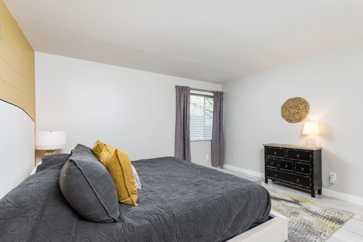 Beautifully Renovated 2BR/2BA Mid-Century Modern Condo in Perfect Location - Photo 11