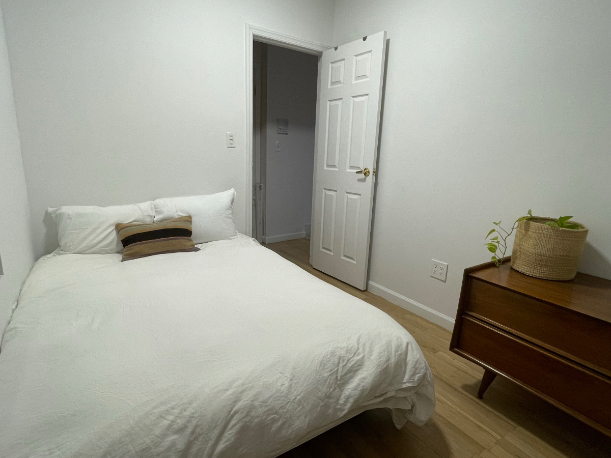 Bright and Quaint Rooms in Two Bridges - Photo 11