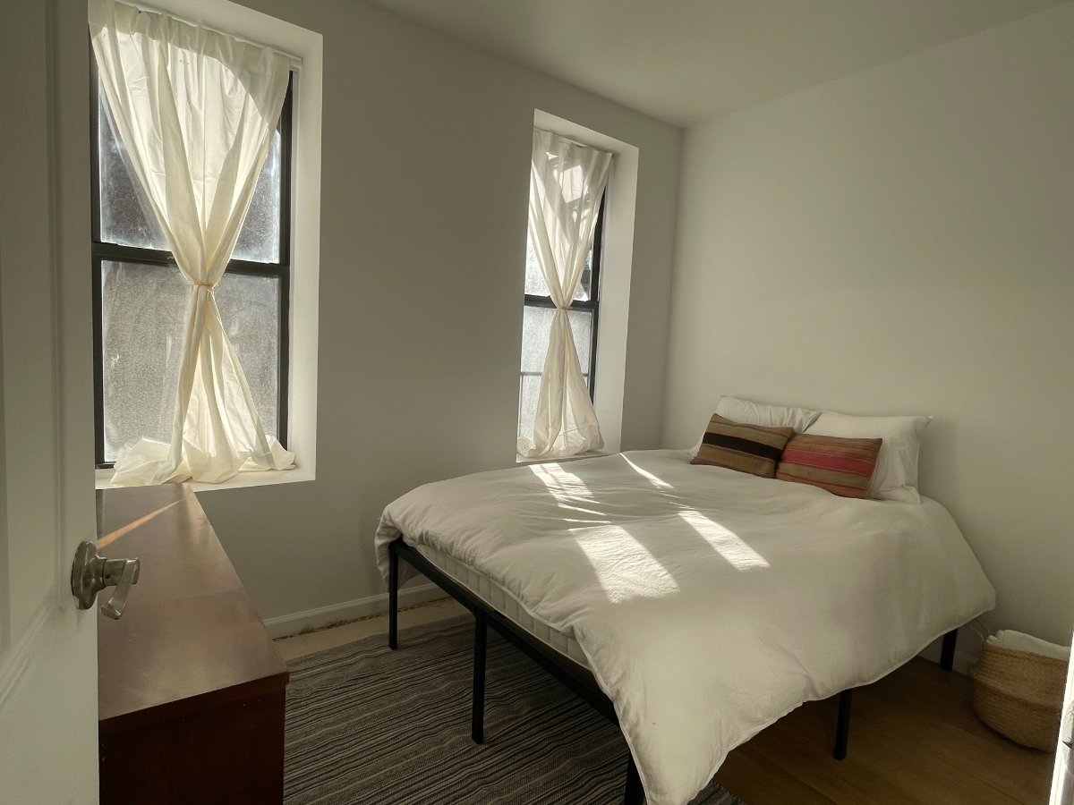 Bright and Quaint Rooms in Two Bridges - Photo 9