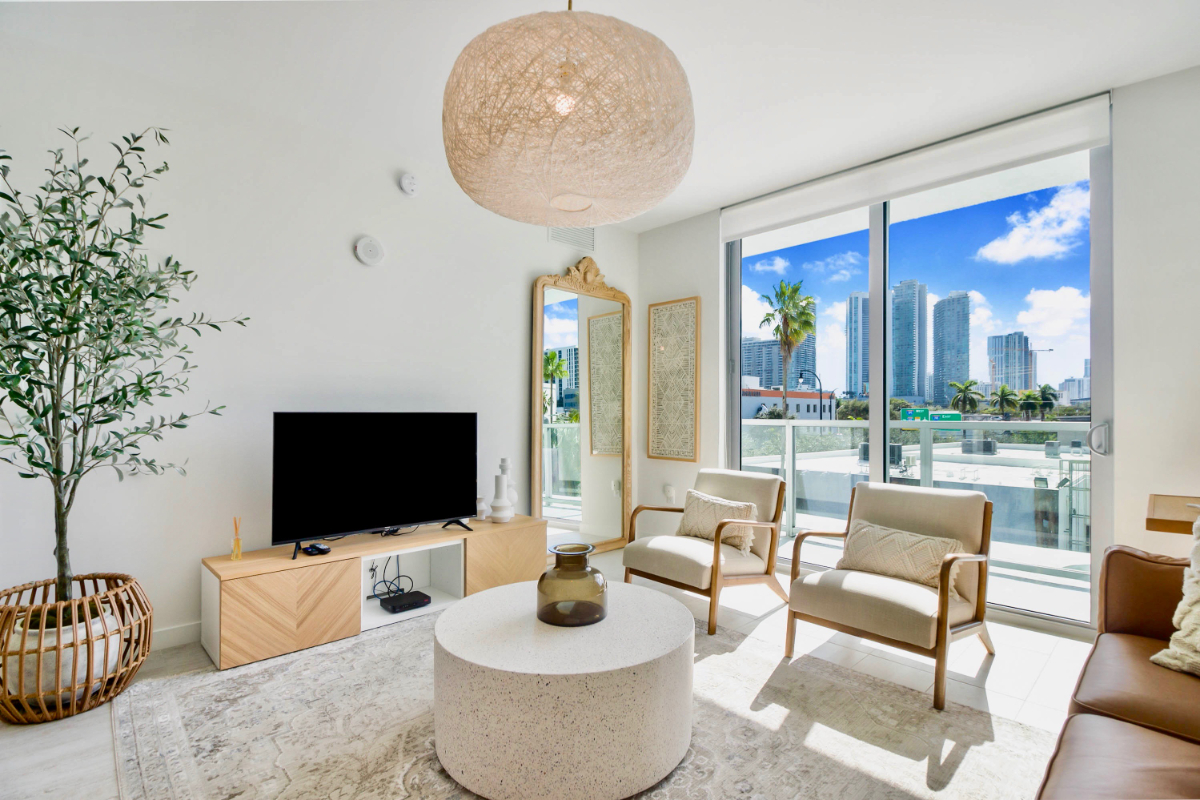 Beautiful One Bedroom Condo King Bed Plus Den.