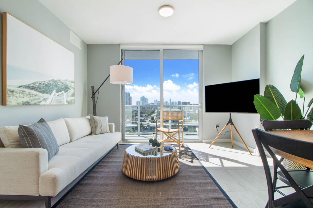 1 Bedroom Condo With King Bed Facing the City
