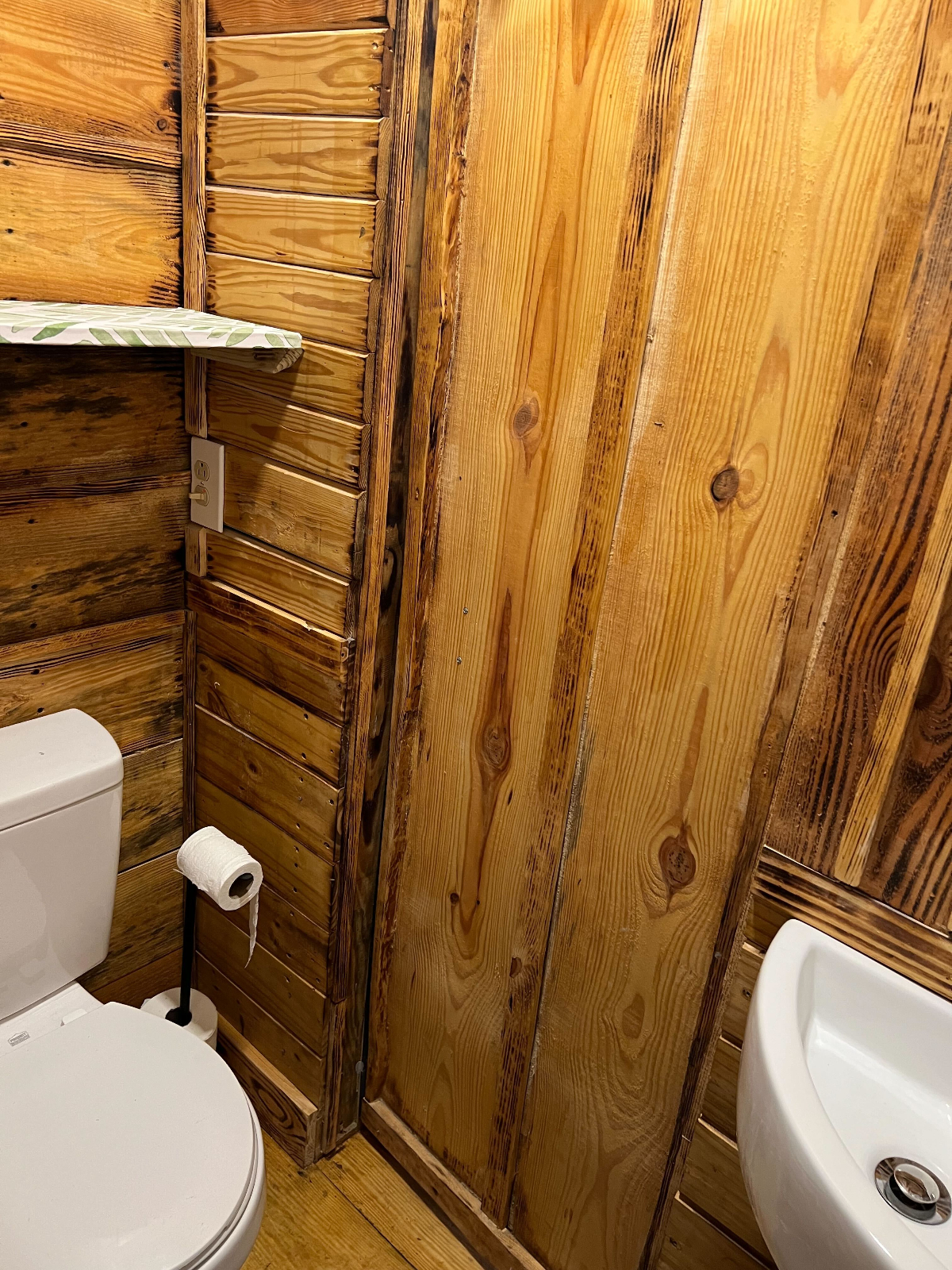 Wooden Tiny House for Rent in Park Circle with Cottage Vibes - Photo 5